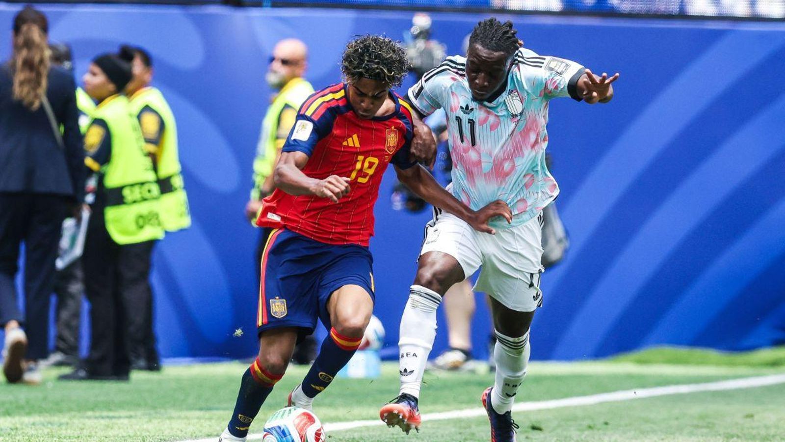Lamine Yamal roba un balón a Doku en campo propio.