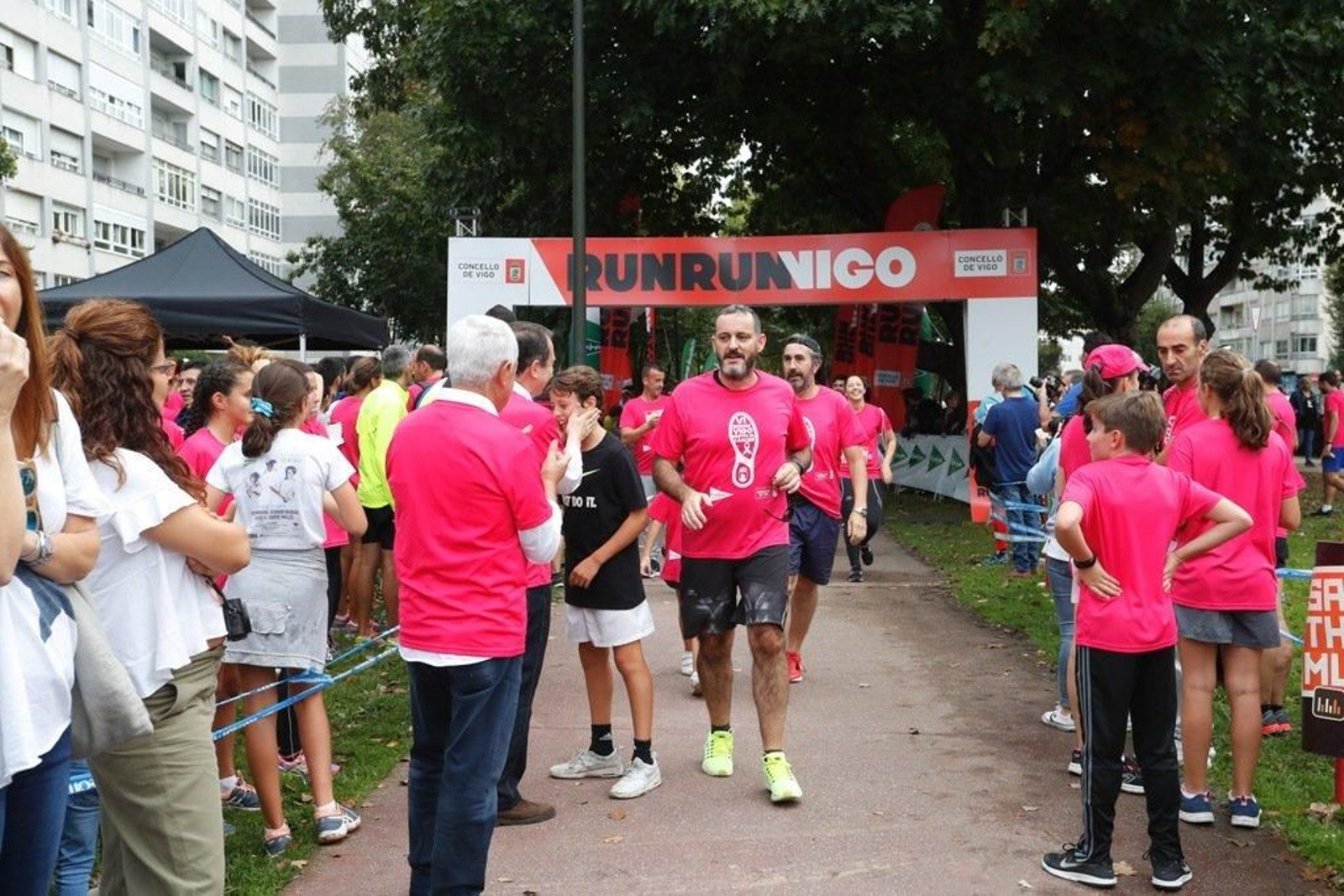 El color rosa abarrotó la Avenida de Castelao - JV Landín 073