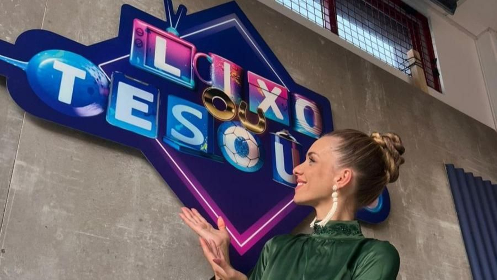 María Mera amosa o cartel do novo concurso “Lixo ou Tesouro”.