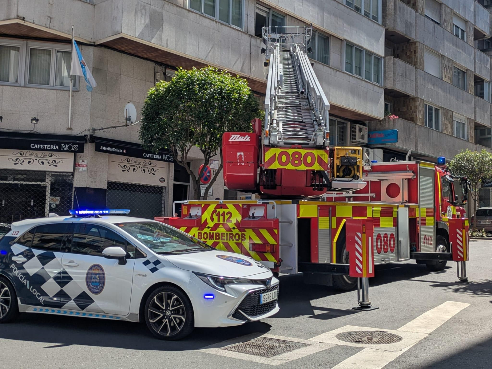 Bomberos y Policía Local acceden a una vivienda en Rúa Bedoya tras una llamada de emergencia.