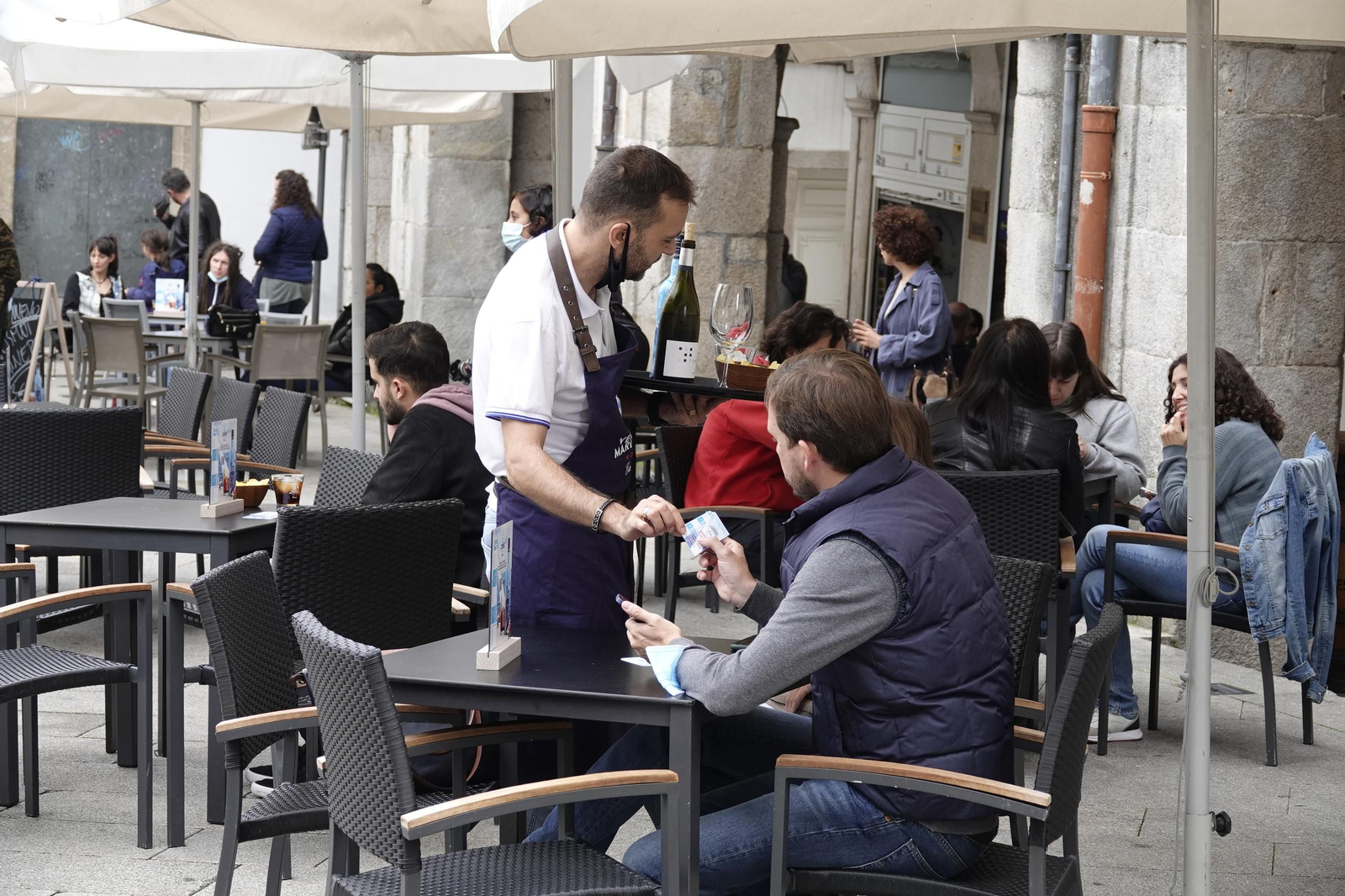 Una terraza en el centro de Vigo. // Vicente Alonso