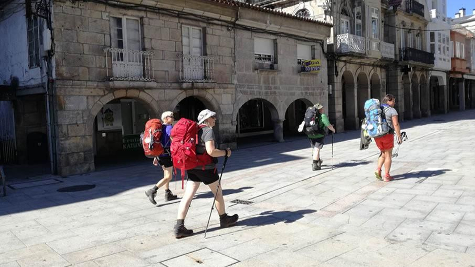 Peregrinos  por el Camino de Santiago a su paso por el Concello de O Porriño