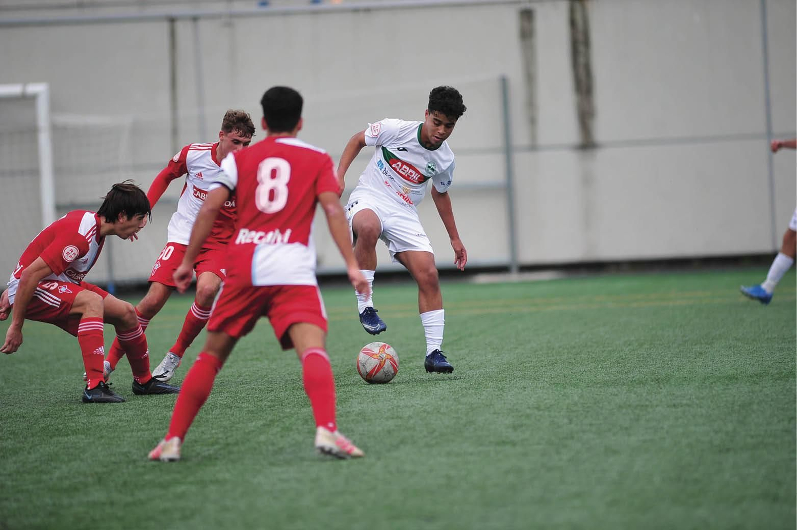 El pabellonista Esteban trata de escaparse de tres defensores del Celta. (FOTO: JOSÉ PAZ)