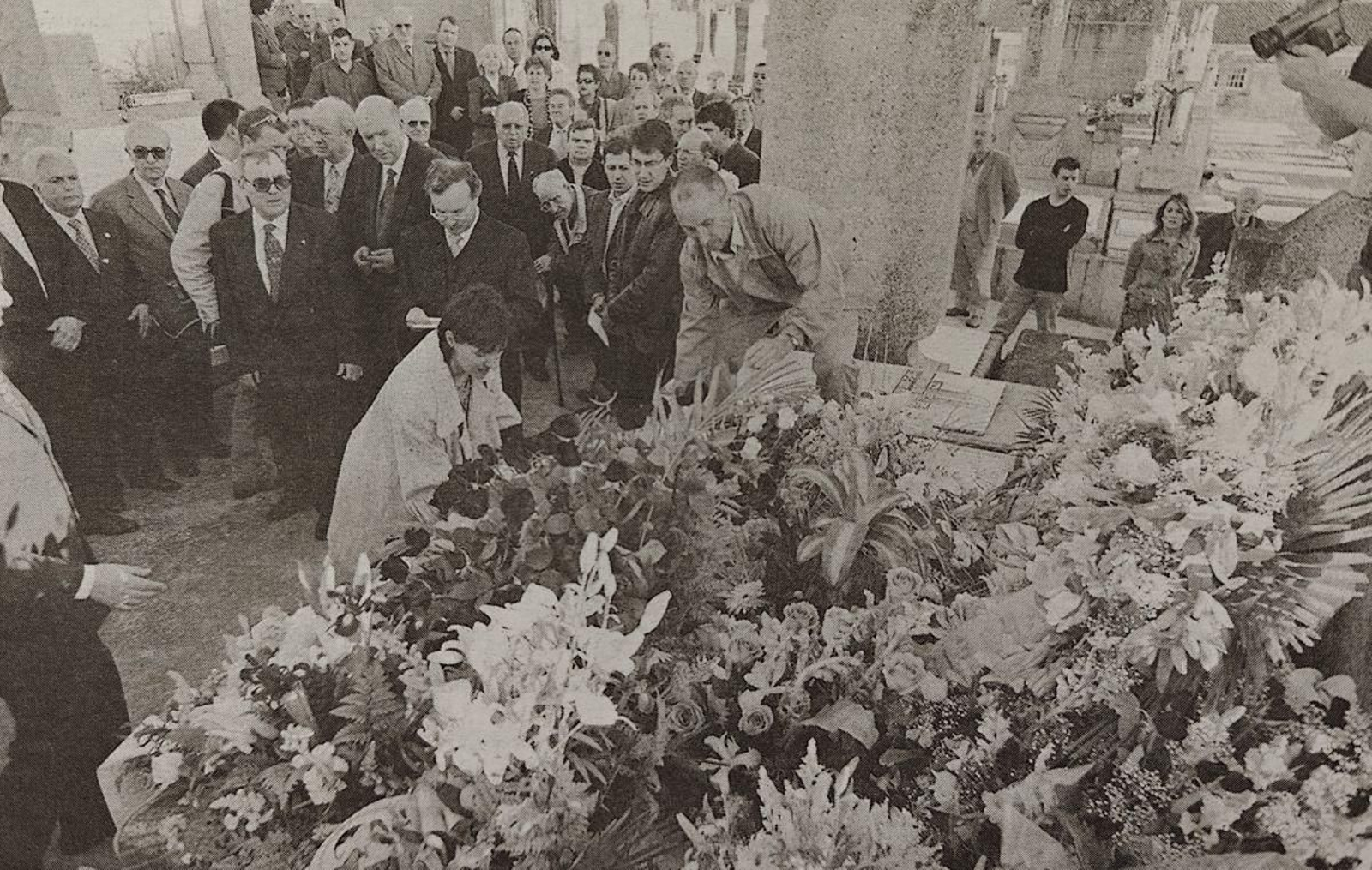 Ofrenda floral a don Ramón Otero Pedrayo en el cementerio de San Francisco.