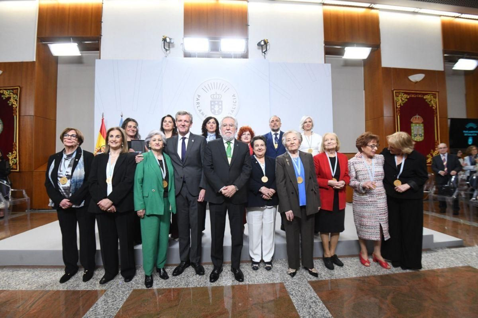 Alfonso Rueda y Miguel Ángel Santalices (c) junto a las personas reconocidas en el acto.