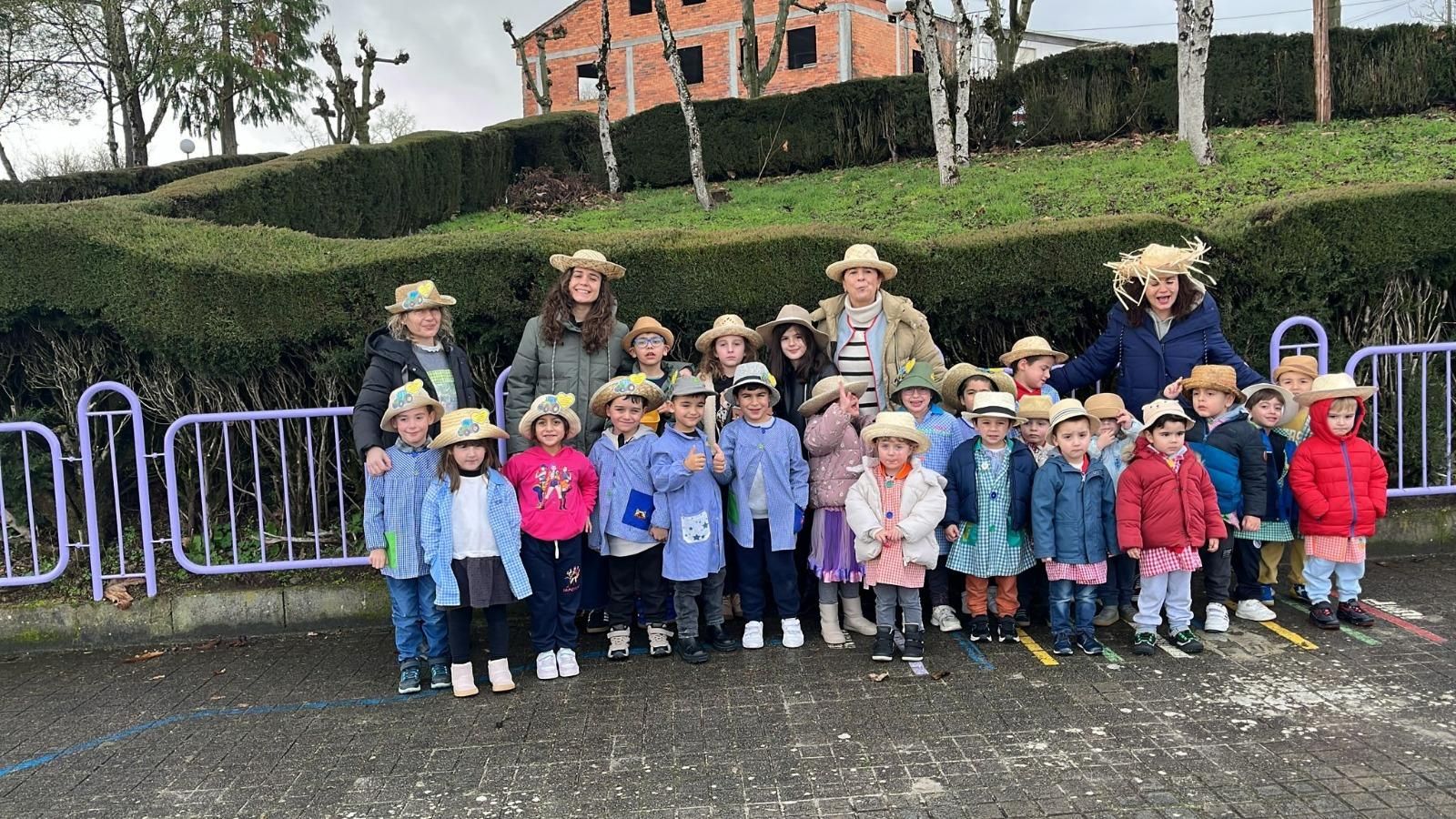 "Os nenos ven os tractores a aparcados ao lado do colexio e preguntan", comentó una de las madres del ANPA