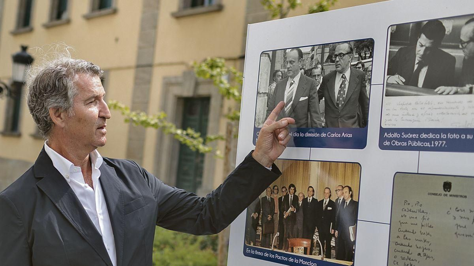 El presidente del PP, Alberto Núñez Feijóo, en su visita a la exposición fotográfica dedicada a Leopoldo Calvo-Sotelo.