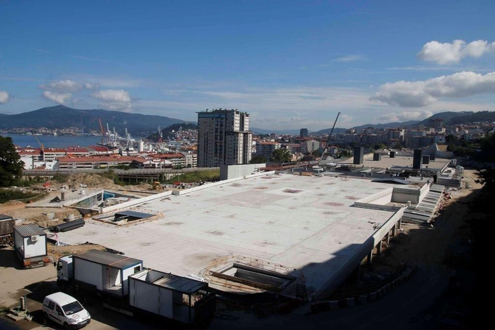Así está la obra de construcción de la estación de Vigo-Urzaiz. Sobre la superficie aparecen ya los módulos de la terminal provisional. Encima iría la de Thom Mayne.