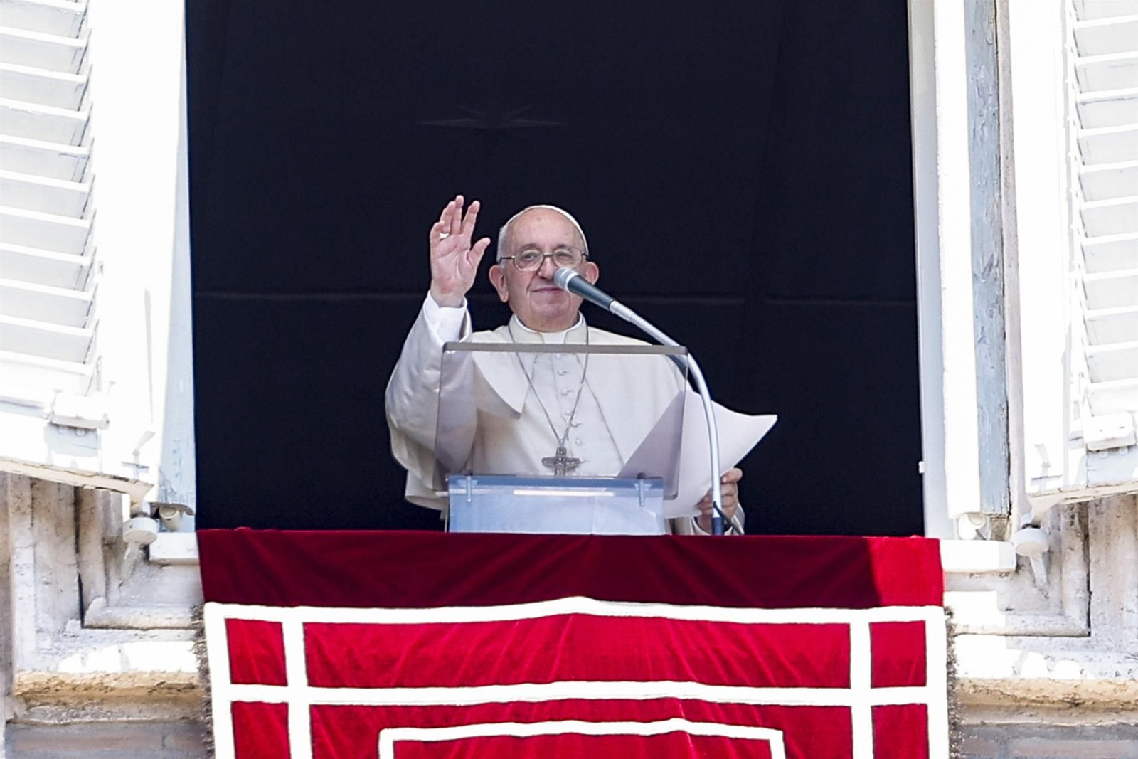 El papa Francisco dirige la oración dominical del Ángelus desde la ventana de su oficina con vista a la Plaza de San Pedro en el Vaticano (EFE)