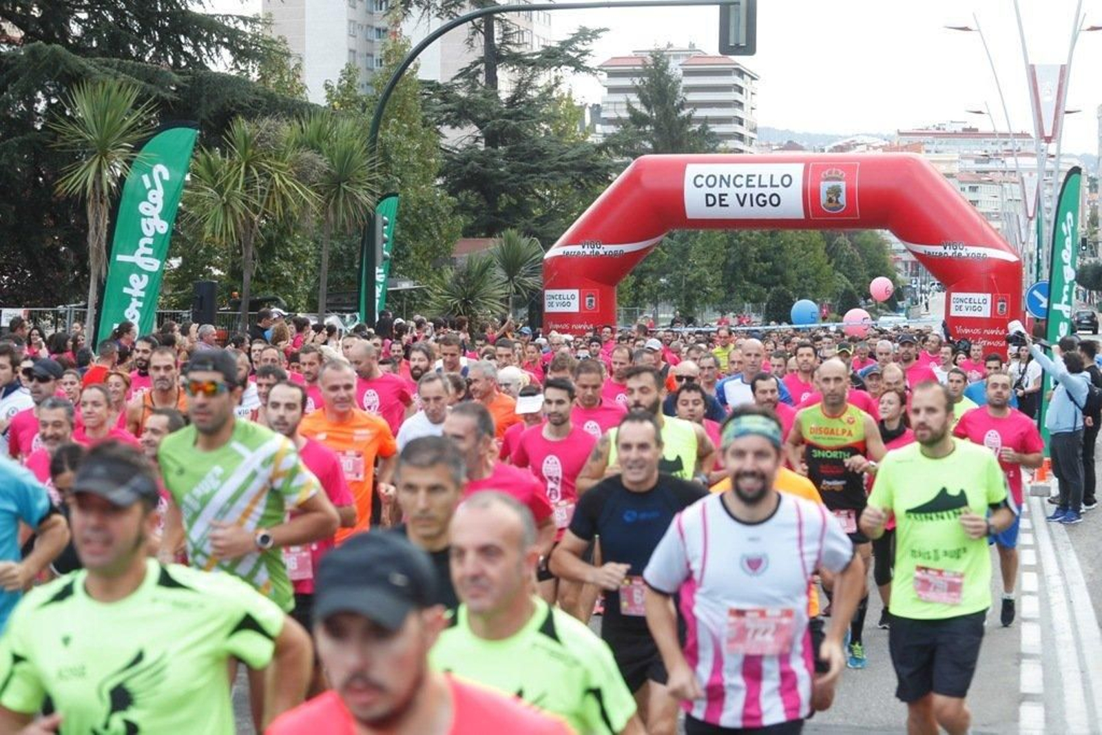 El color rosa abarrotó la Avenida de Castelao - JV Landín 199