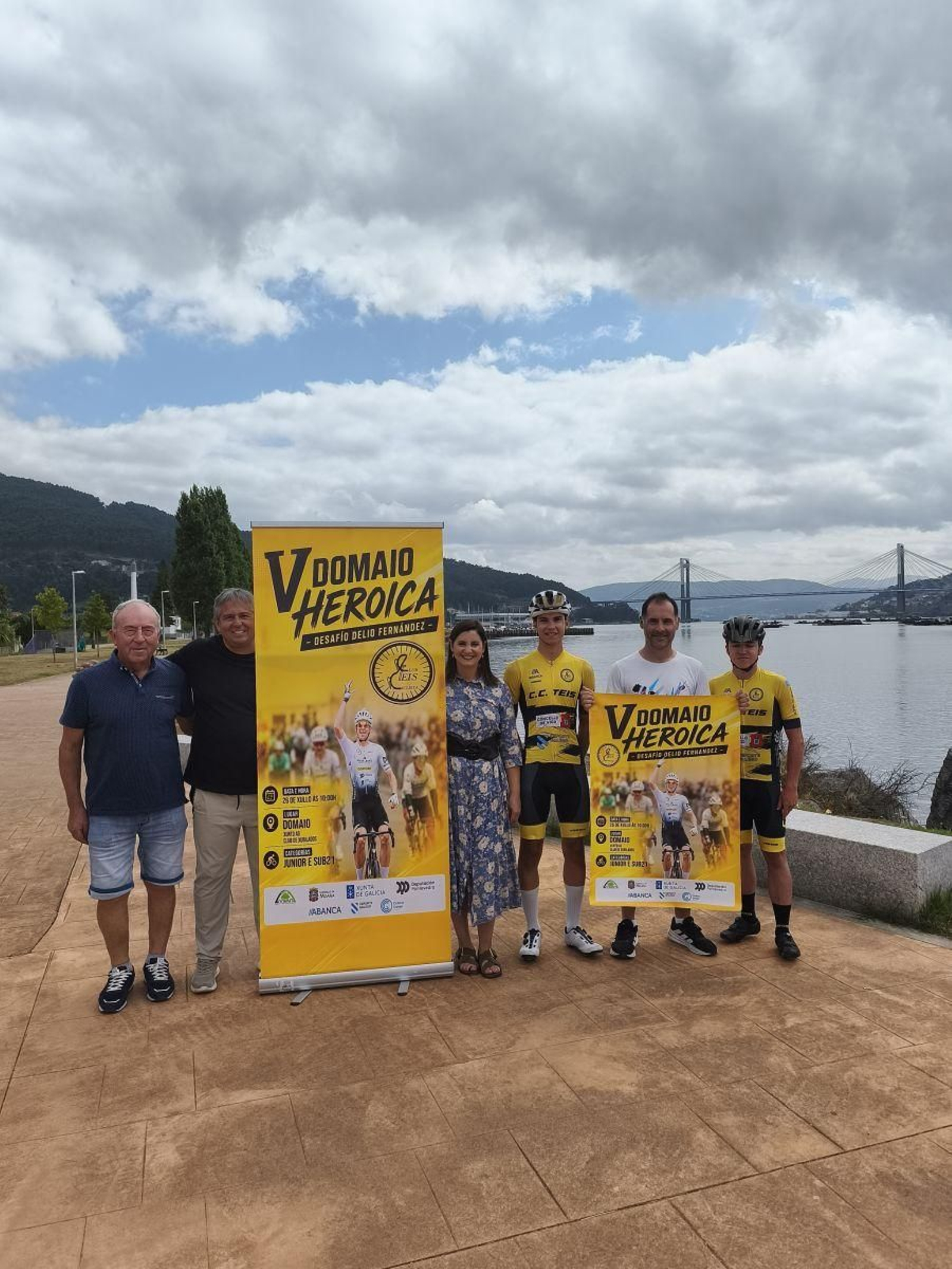Las autoridades de Moaña y los organizadores de la carrera, ayer en la presentación en Domaio.