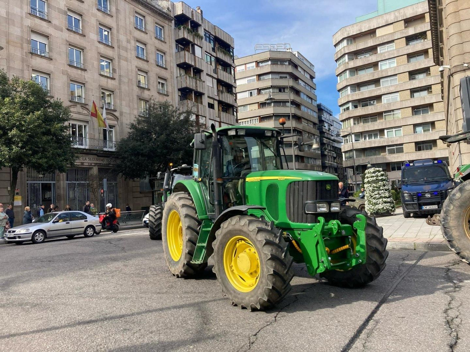 La tractorada vuelve a concentrarse frente a la Subdelegación del Gobierno, en Ourense capital.