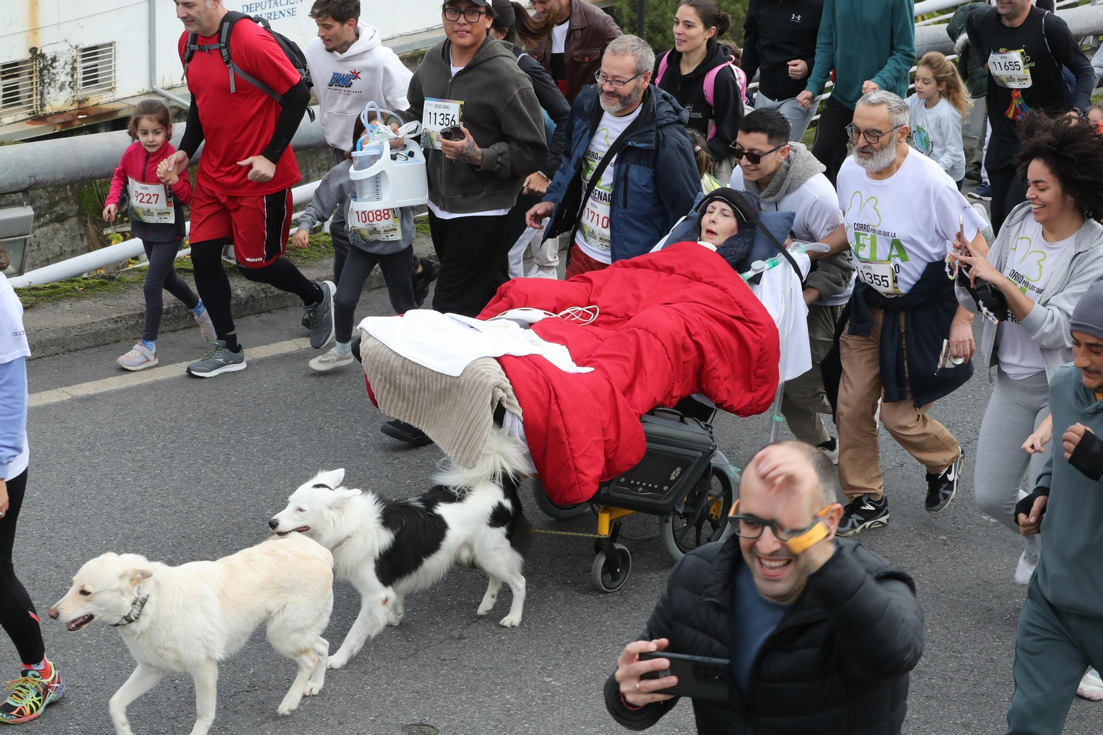 Galería |  Niños y jóvenes, también se divierten recorriendo Ourense durante la Carrera de San Martño