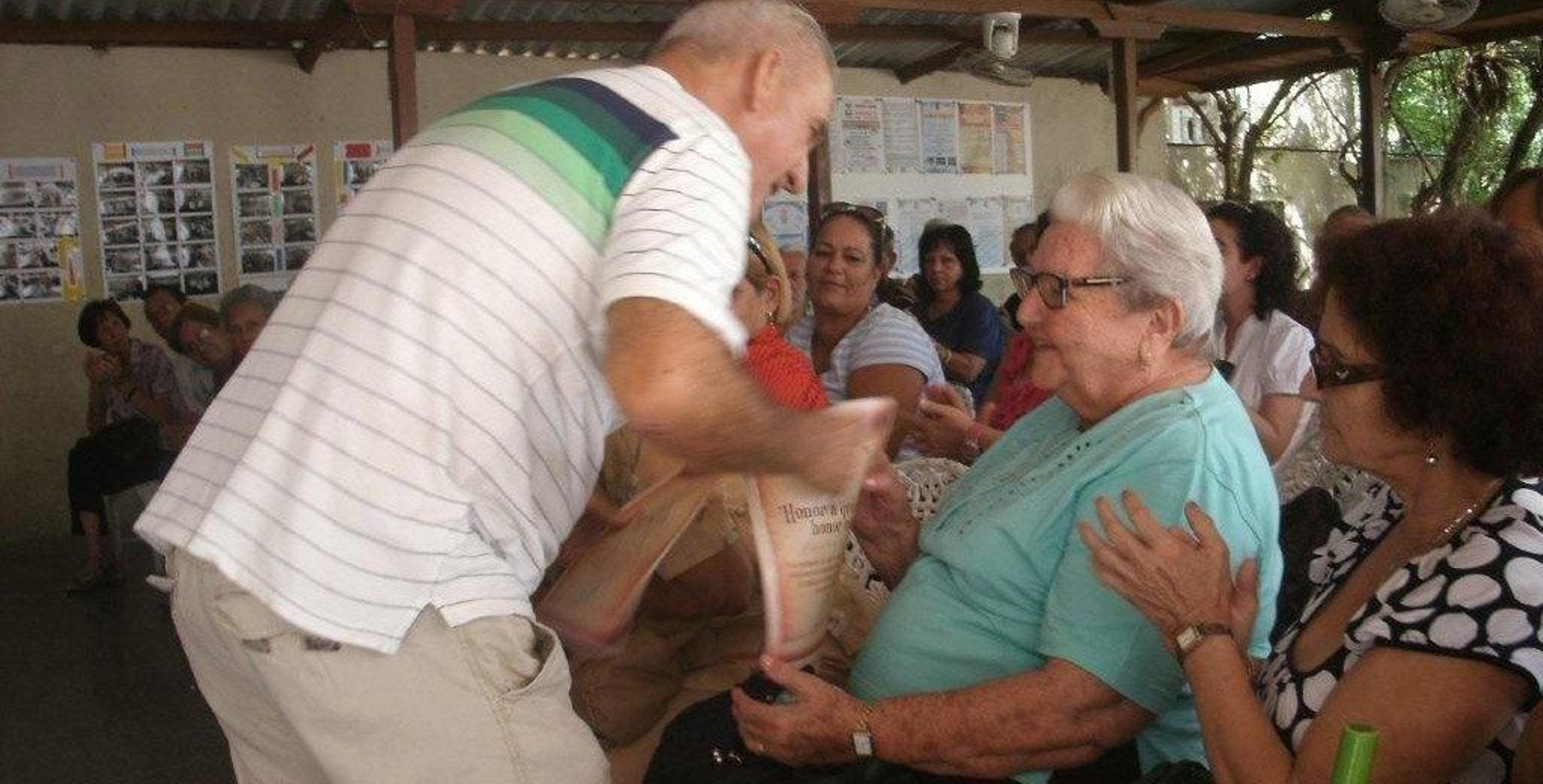 Mari Cruz (a la derecha), durante la entrega de un diploma de reconocimiento.