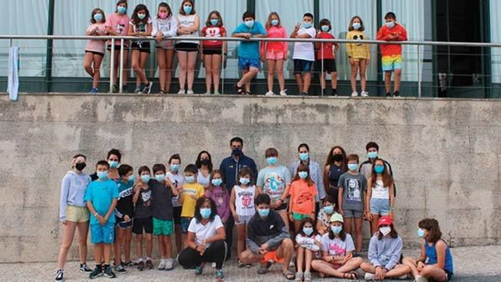 Gabriel Alén con los niños del campamento de Bande.