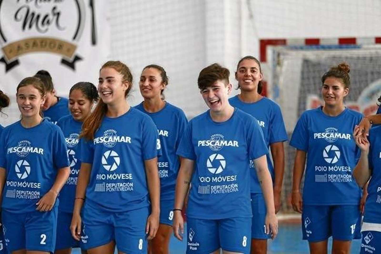 La ourensana Antía Pérez (derecha), con el Poio.