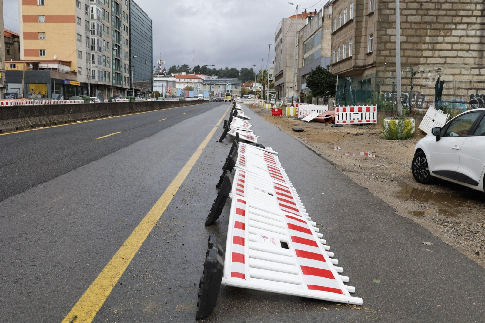 Galería | Árboles y mobiliario urbano sufren el primer temporal del otoño en Vigo