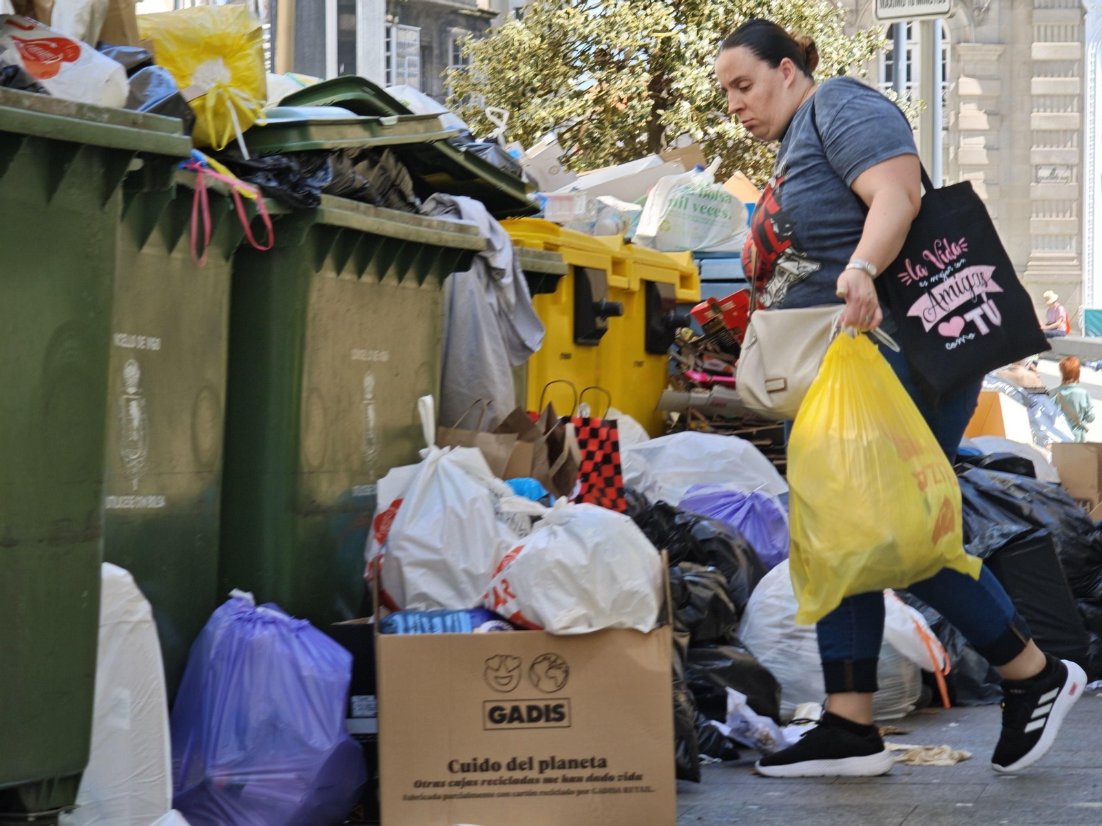 Galería | Vigo, bajo la presión de la basura tras tres días de huelga
