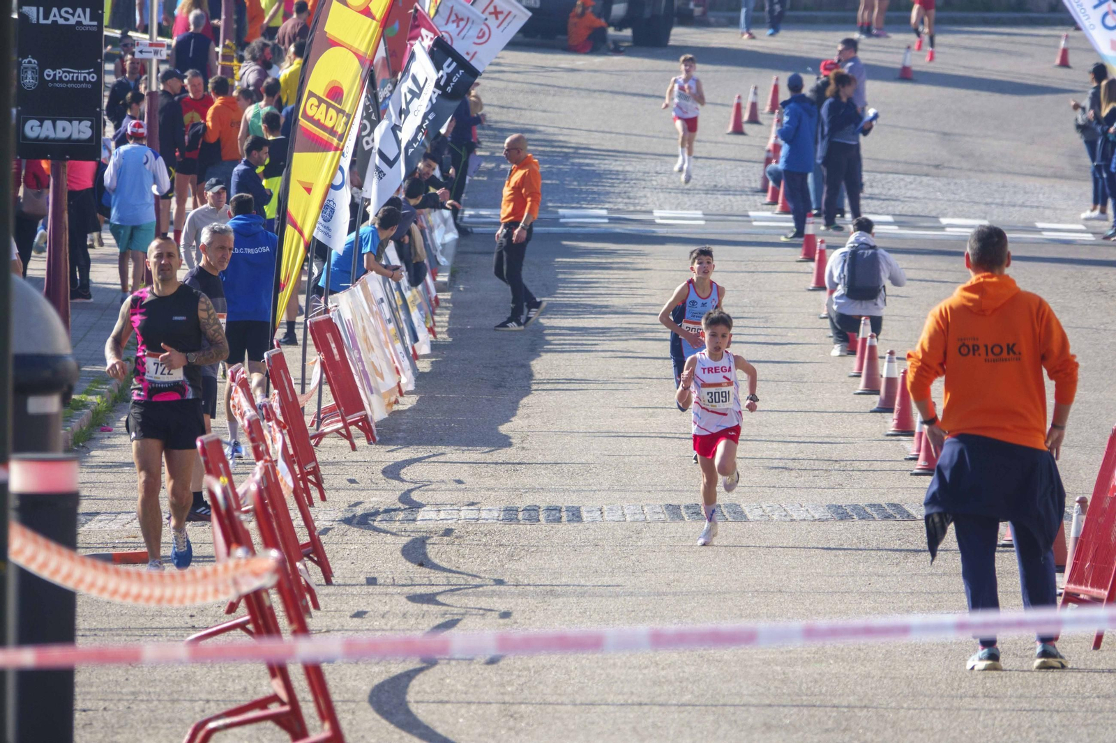 Galería | Pequeños y mayores se divierten en la 10K de Porriño