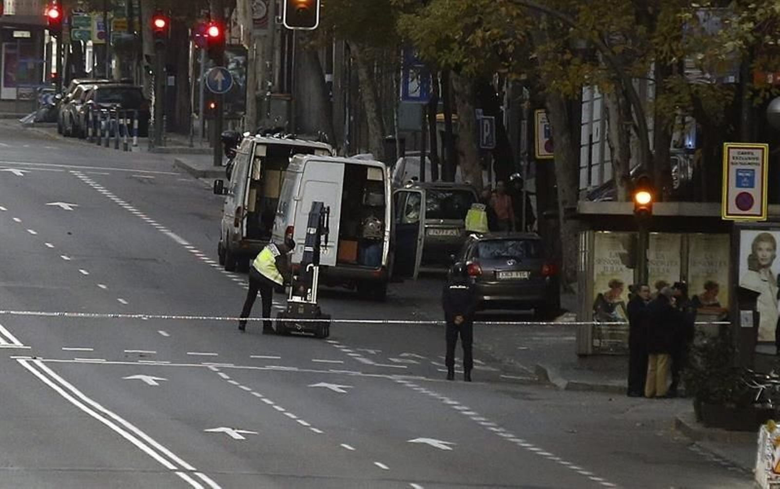 Empotran un coche contra la sede del PP en Madrid08