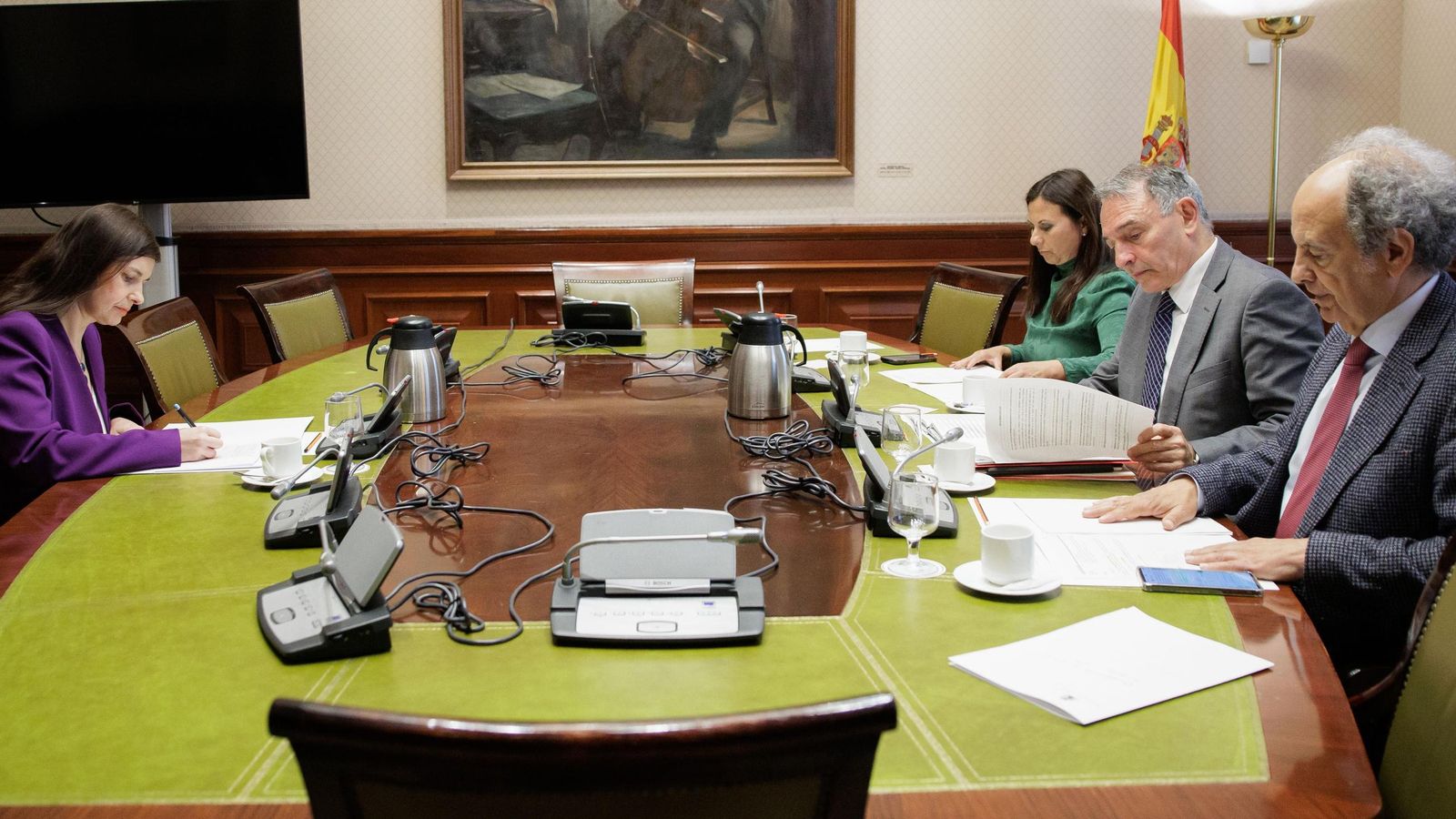 Alonso durante tu exposición a los representantes de la Mesa