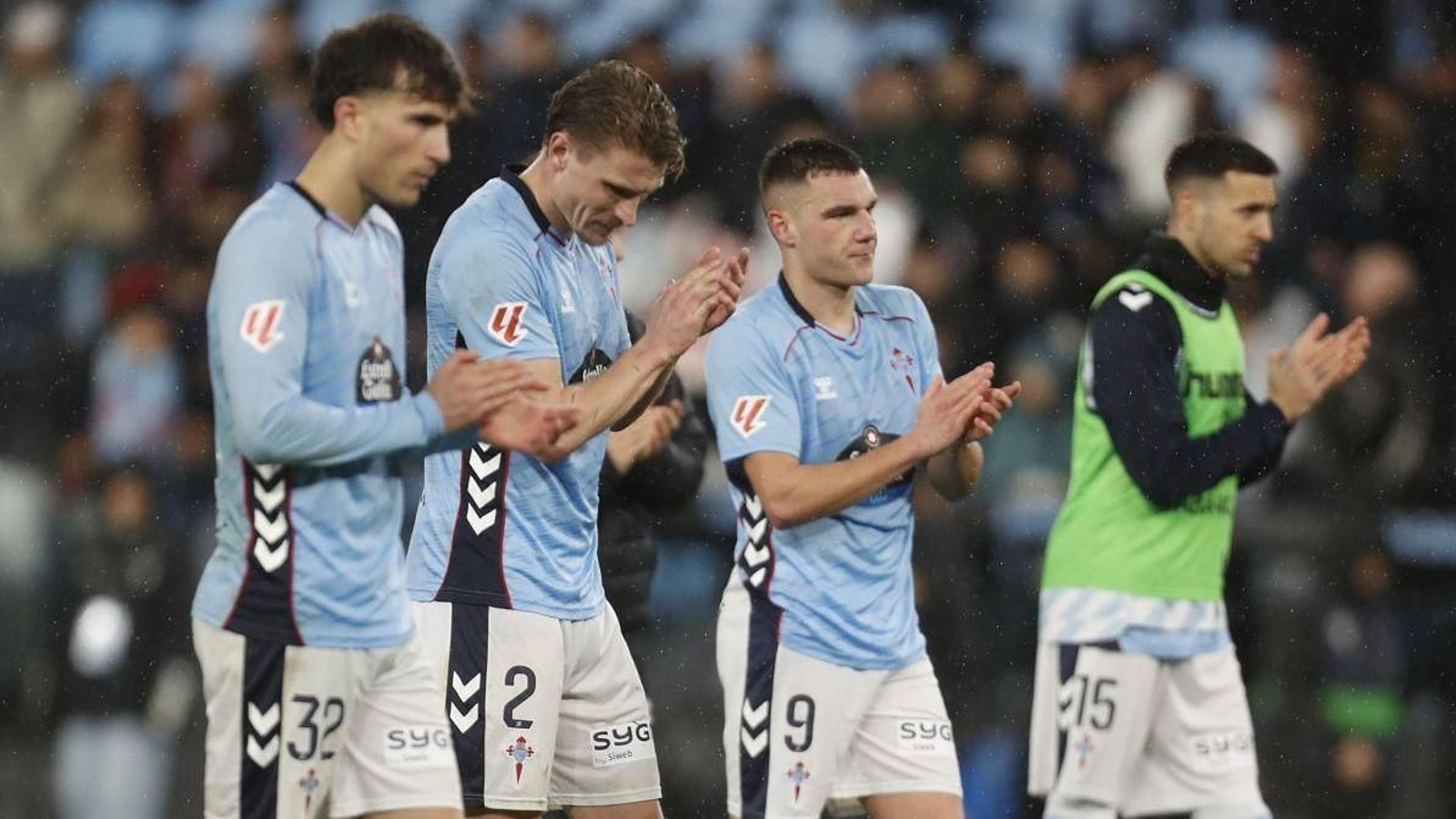 Javi, Starfelt, Jutglà y Vecino, que no debutó, aplauden al final.