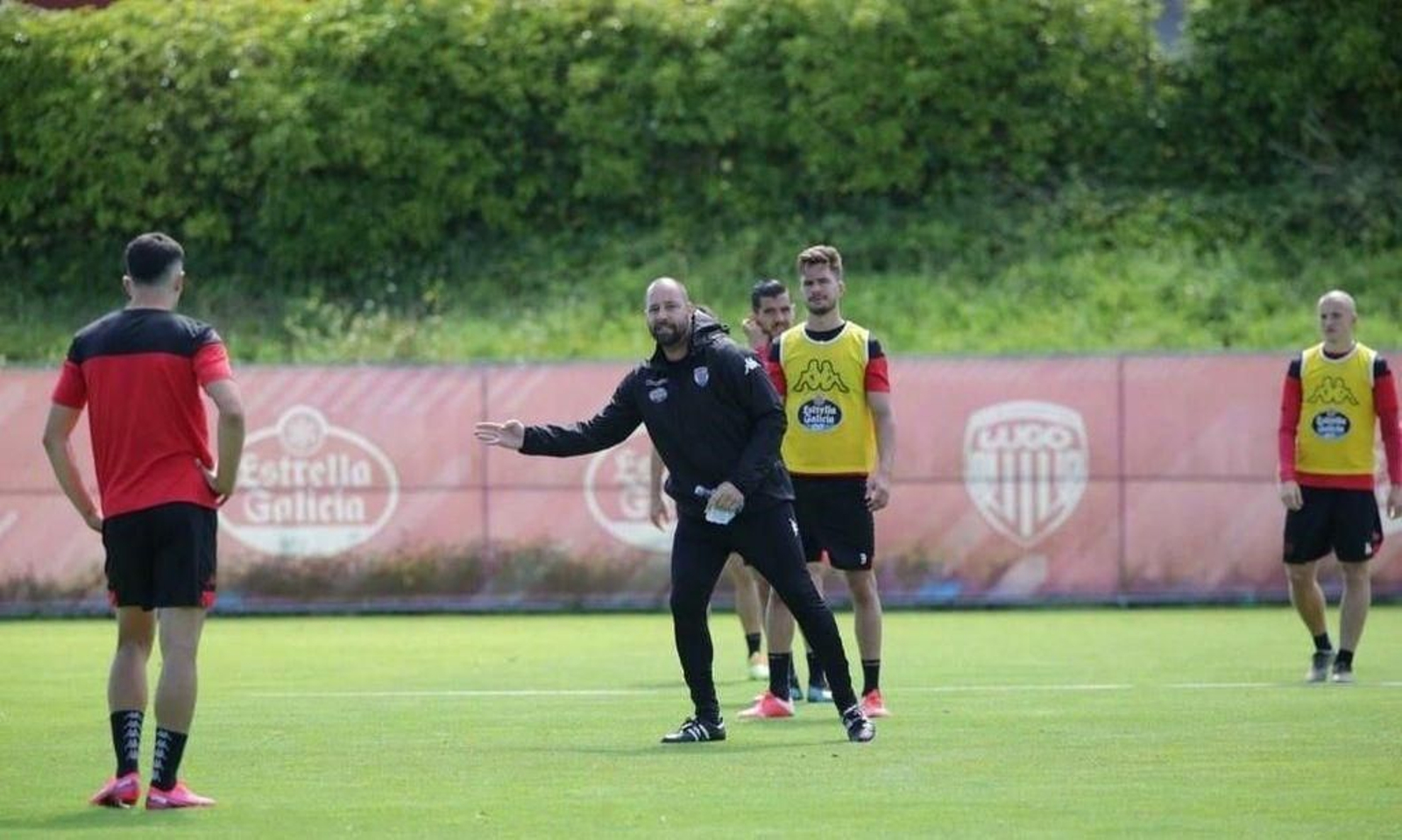 El vigués Adrián Rubio da indicaciones en un entrenamiento del Lugo, al que llegó hace una semana.