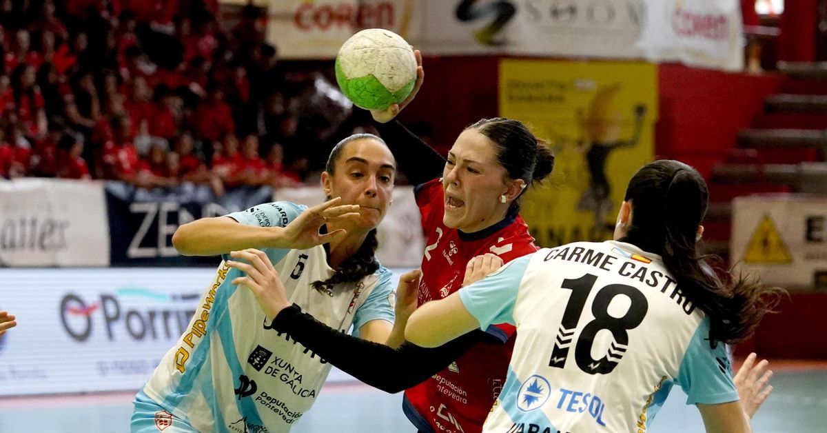 Galería | Igualdad máxima en el derbi gallego de balonmano femenino