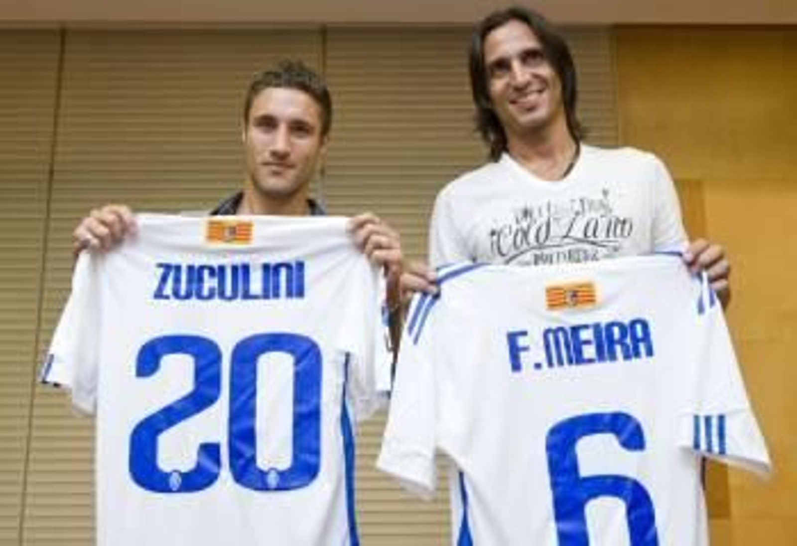 El centrocampista argentino Franco Zuculini y el defensa portugués Fernando Meira en su presentación como nuevos jugadores del Real Zaragoza (Foto: Archivo EFE)