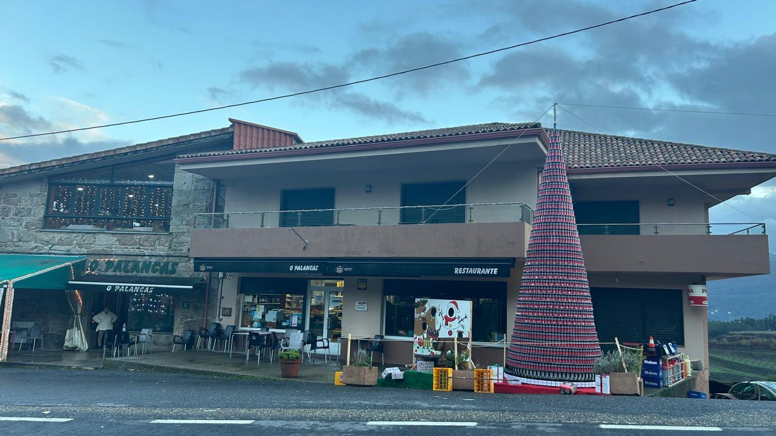 El original árbol de Navidad que luce en la entrada del bar O Palancas de Crecente.