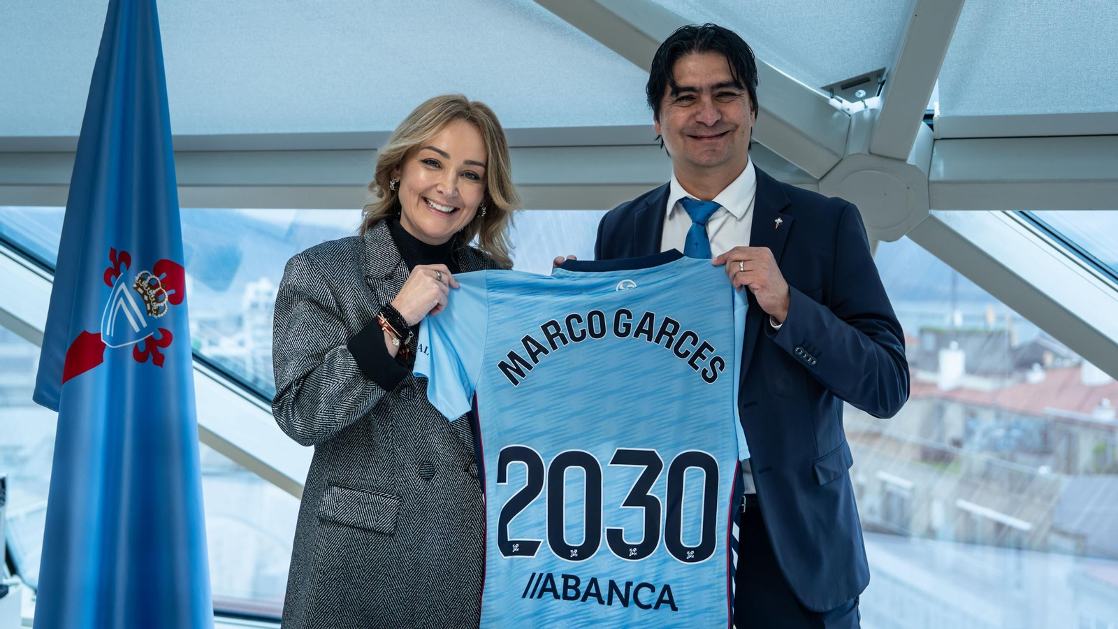 Marián Mouriño y Marco Garcés posan con la camiseta del Celta.