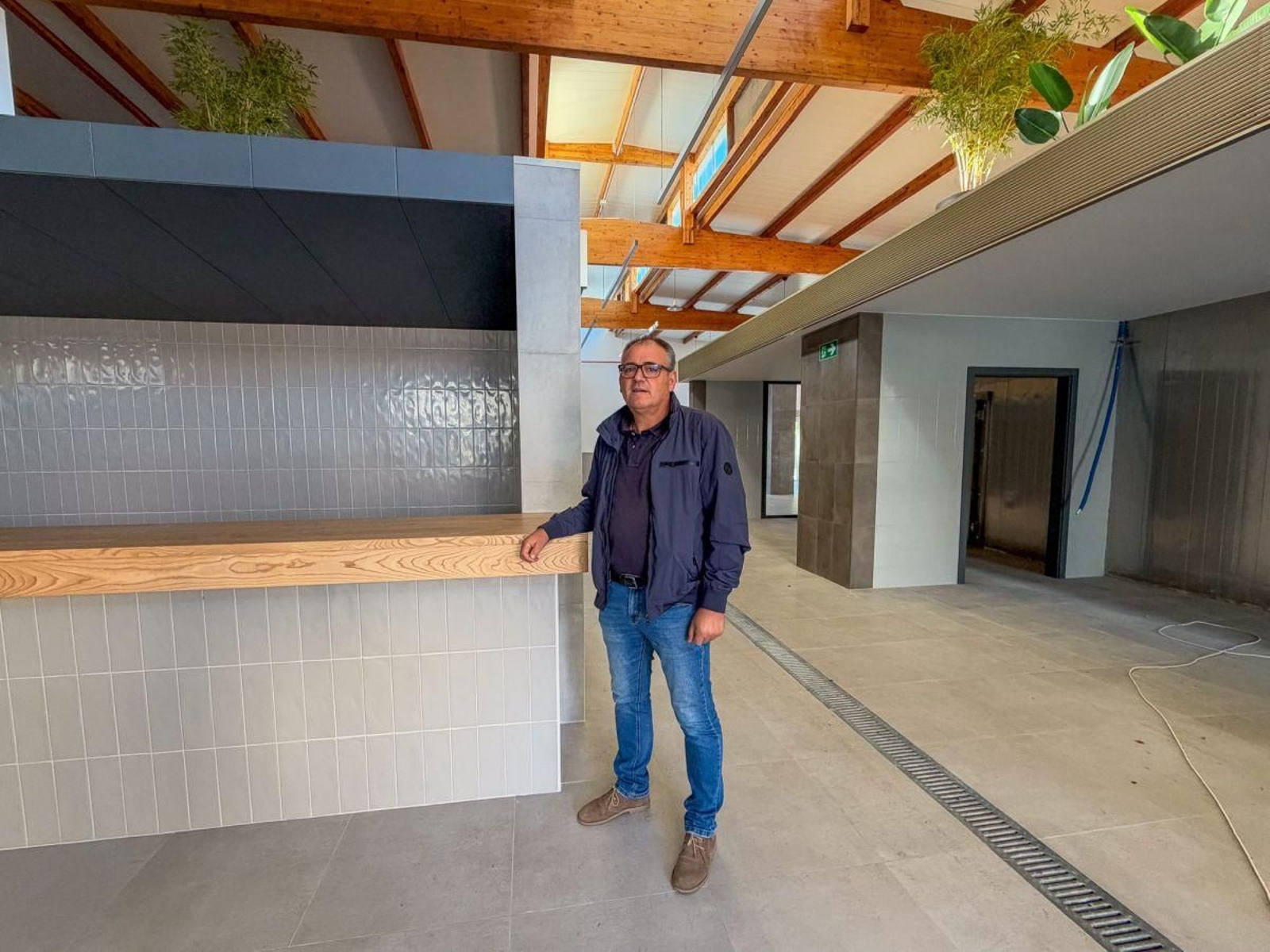 Amador Díaz, alcalde de Xinzo de Limia, en el interior de la Plaza de Abastos.