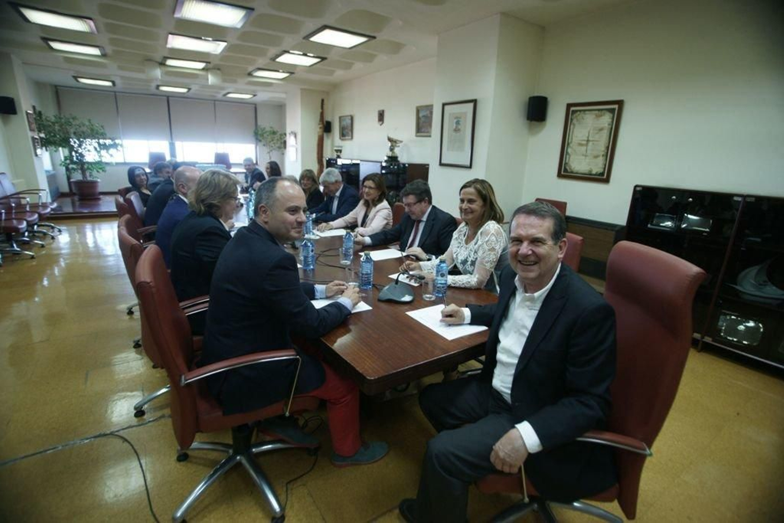 El alcalde Abel Caballero, en la primera reunión con su grupo de gobierno tras las elecciones. // Vicente Alonso