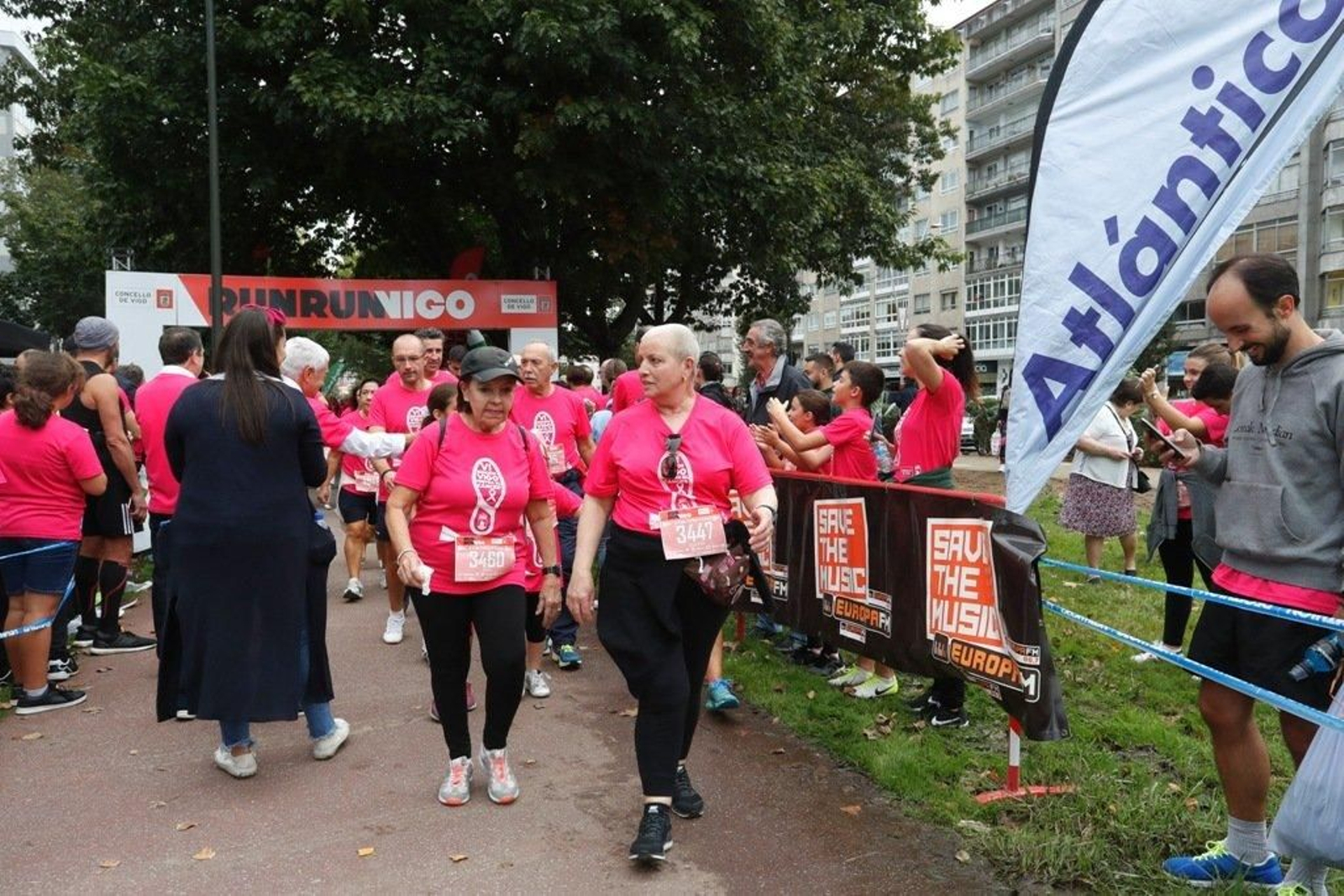 El color rosa abarrotó la Avenida de Castelao - JV Landín 098