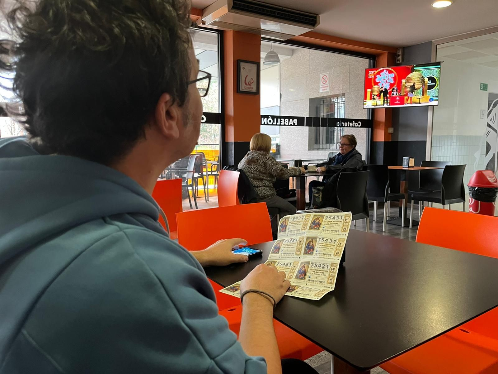 Ambiente de lotería en la ciudad de Ourense. XESÚS FARIÑAS