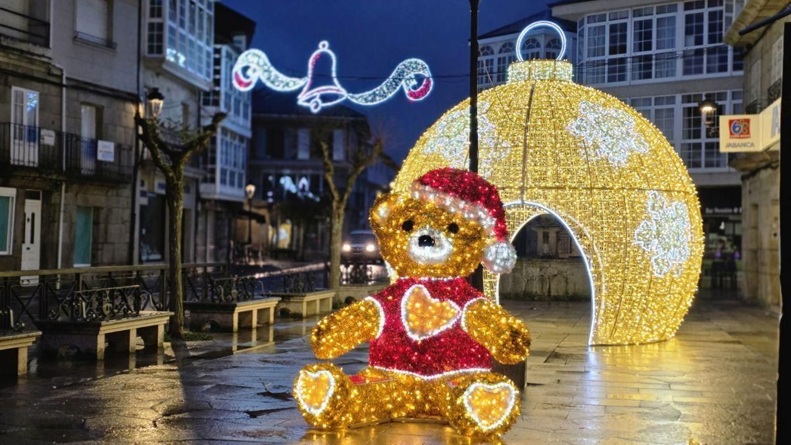 Decoración navideña en la Praza do Pilón de Trives.