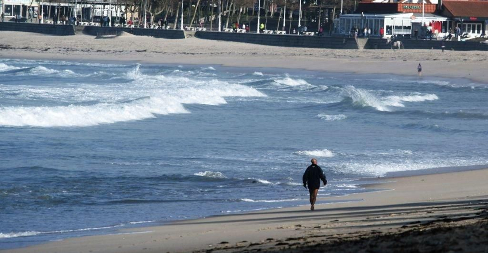 El fuerte oleaje provocado por el temporal se dejó sentir ya ayer en Samil.
