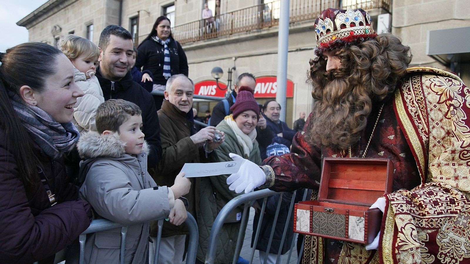 Algunos niños quisieron entregarles sus cartas personalmente a los Reyes.