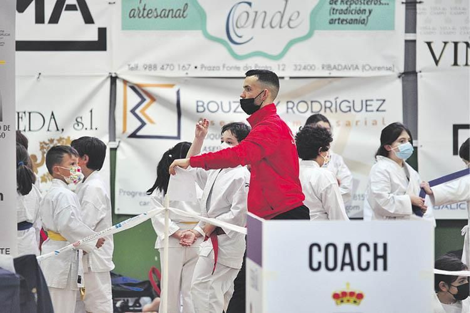 Los más pequeños, atentos a las instrucciones del entrenador.