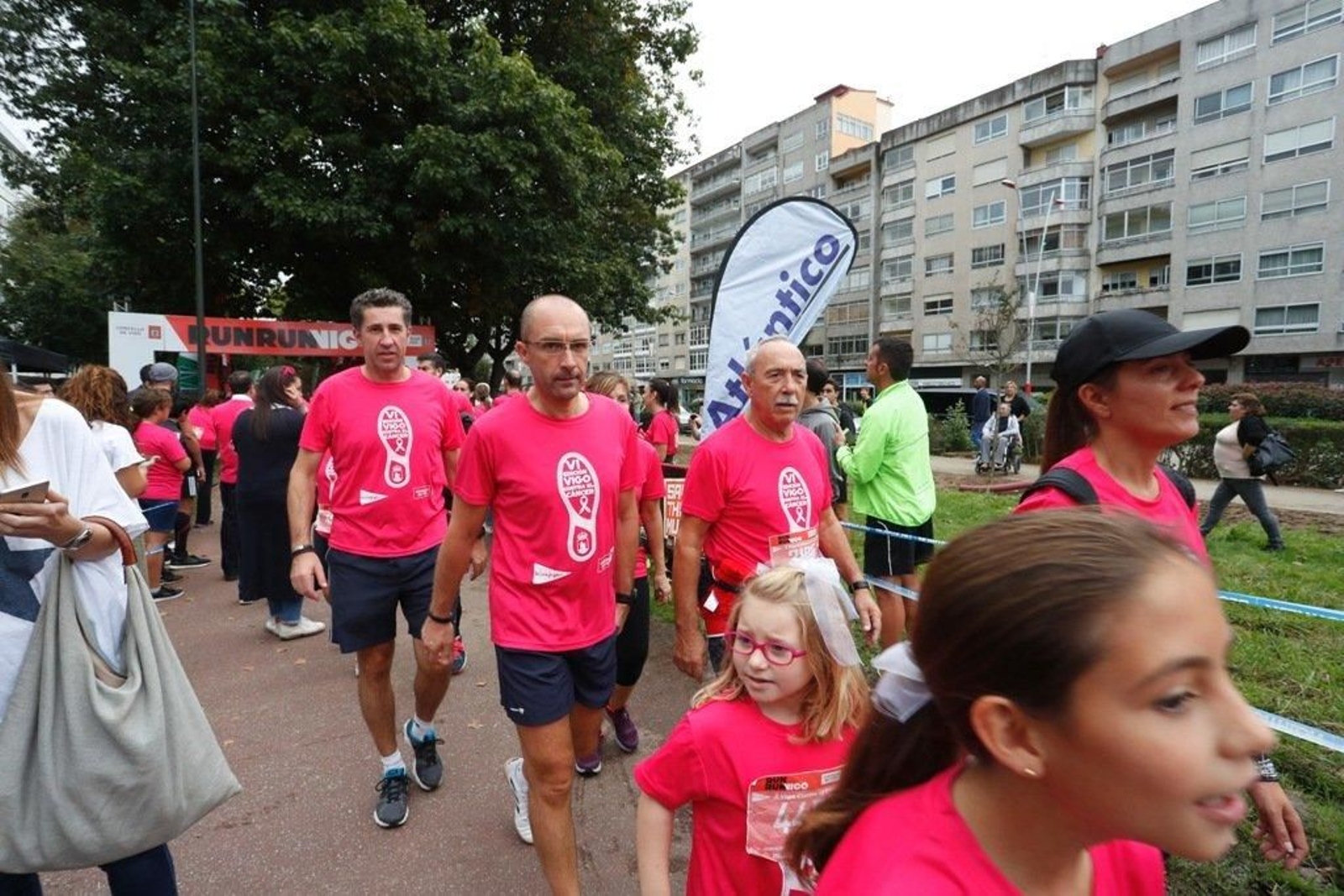 El color rosa abarrotó la Avenida de Castelao - JV Landín 100