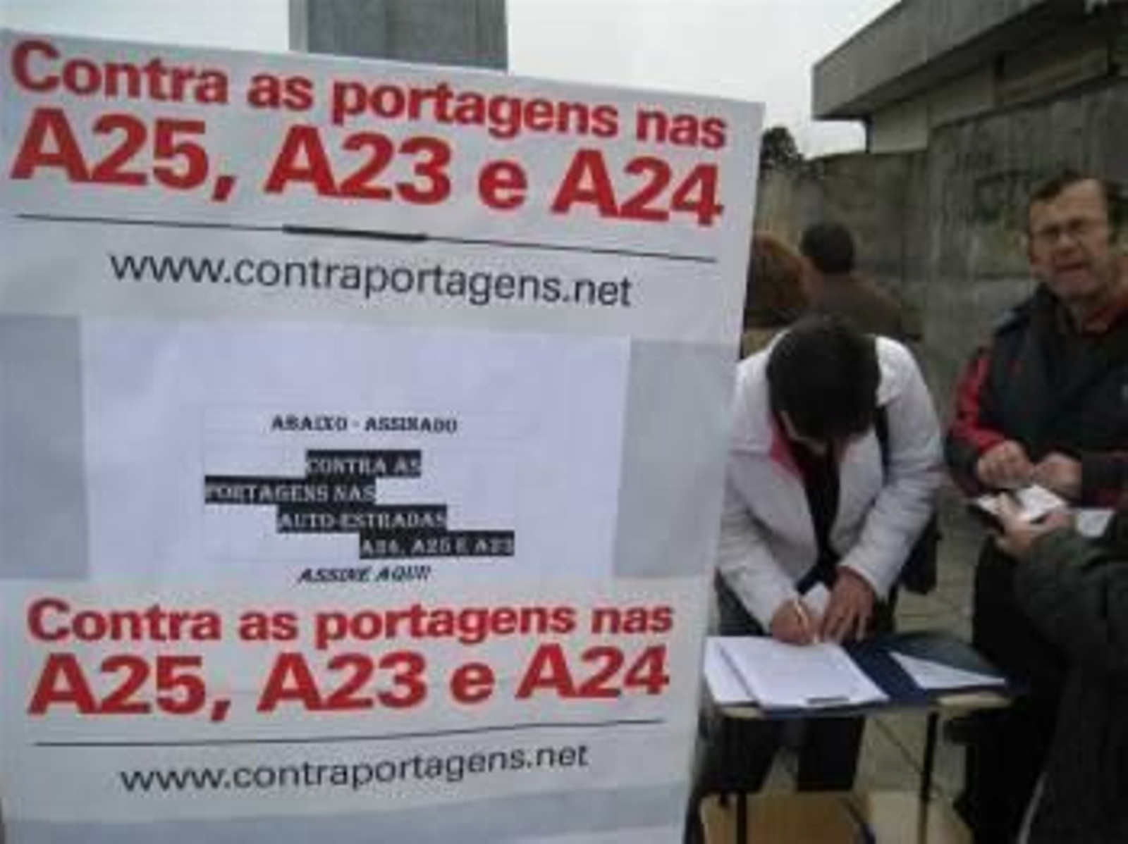 Vecinos de Chaves, firmando contra la introducción del peaje en las autovías lusas. (Foto: C.M.C.)