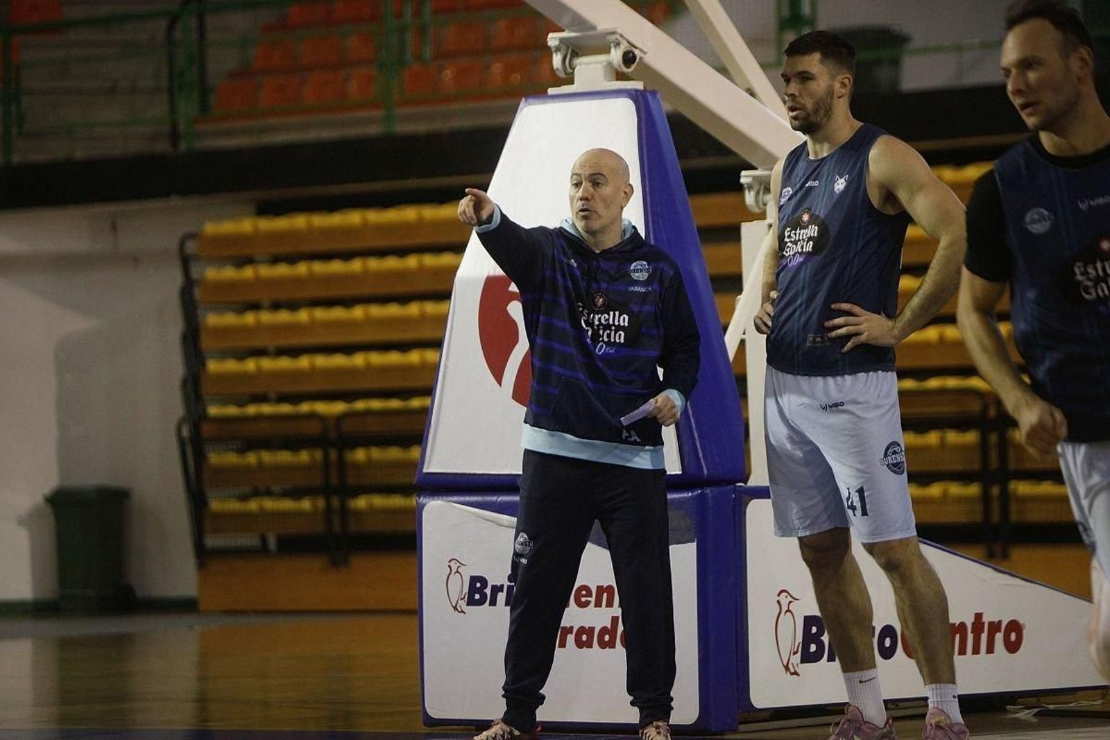 Félix Alonso se dirige a Radic durante un entrenamiento del equipo cobista en el Pazo.