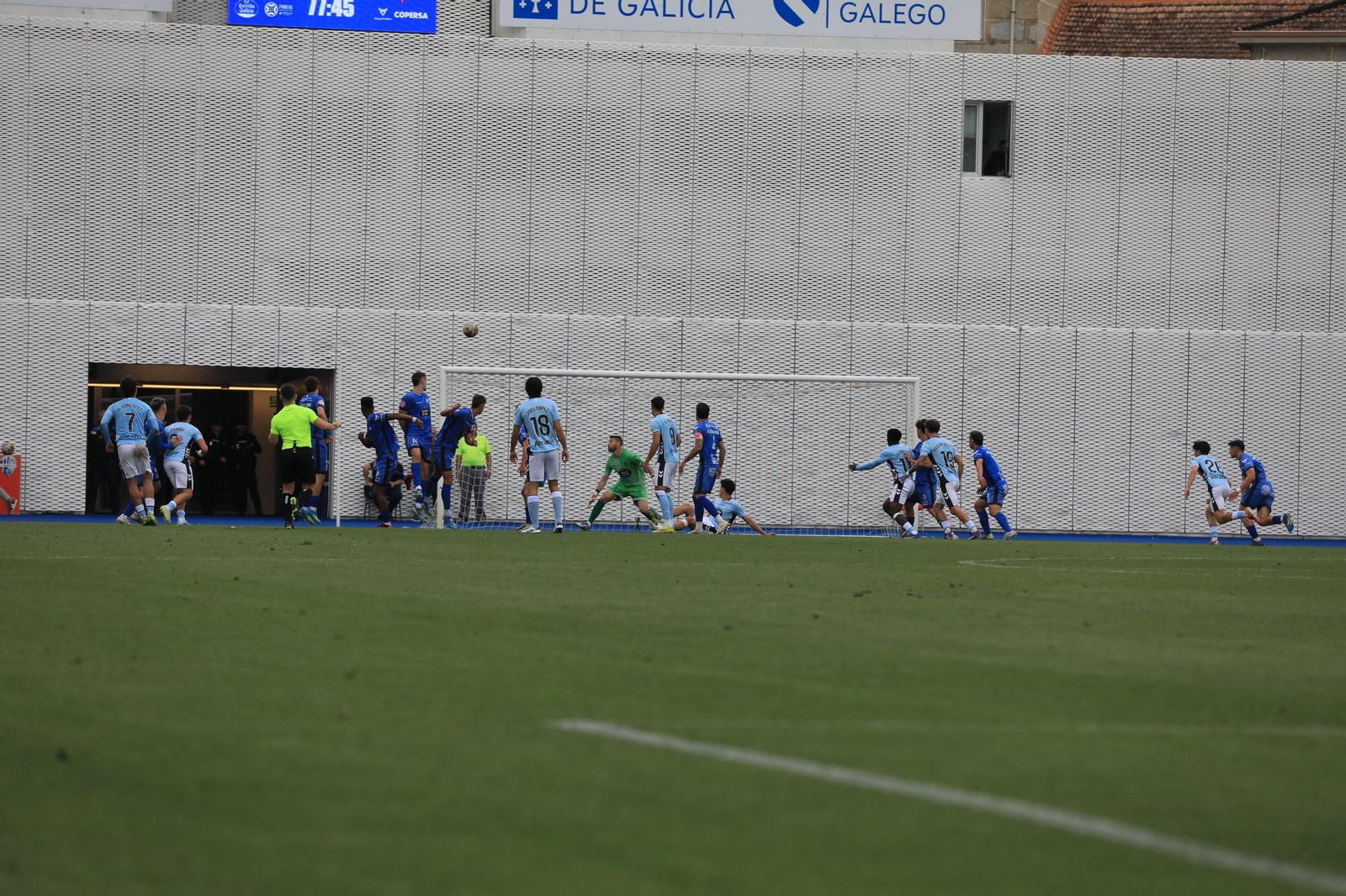 Galería |  Tarde triste en O Couto con el Ourense CF en descenso tras la derrota