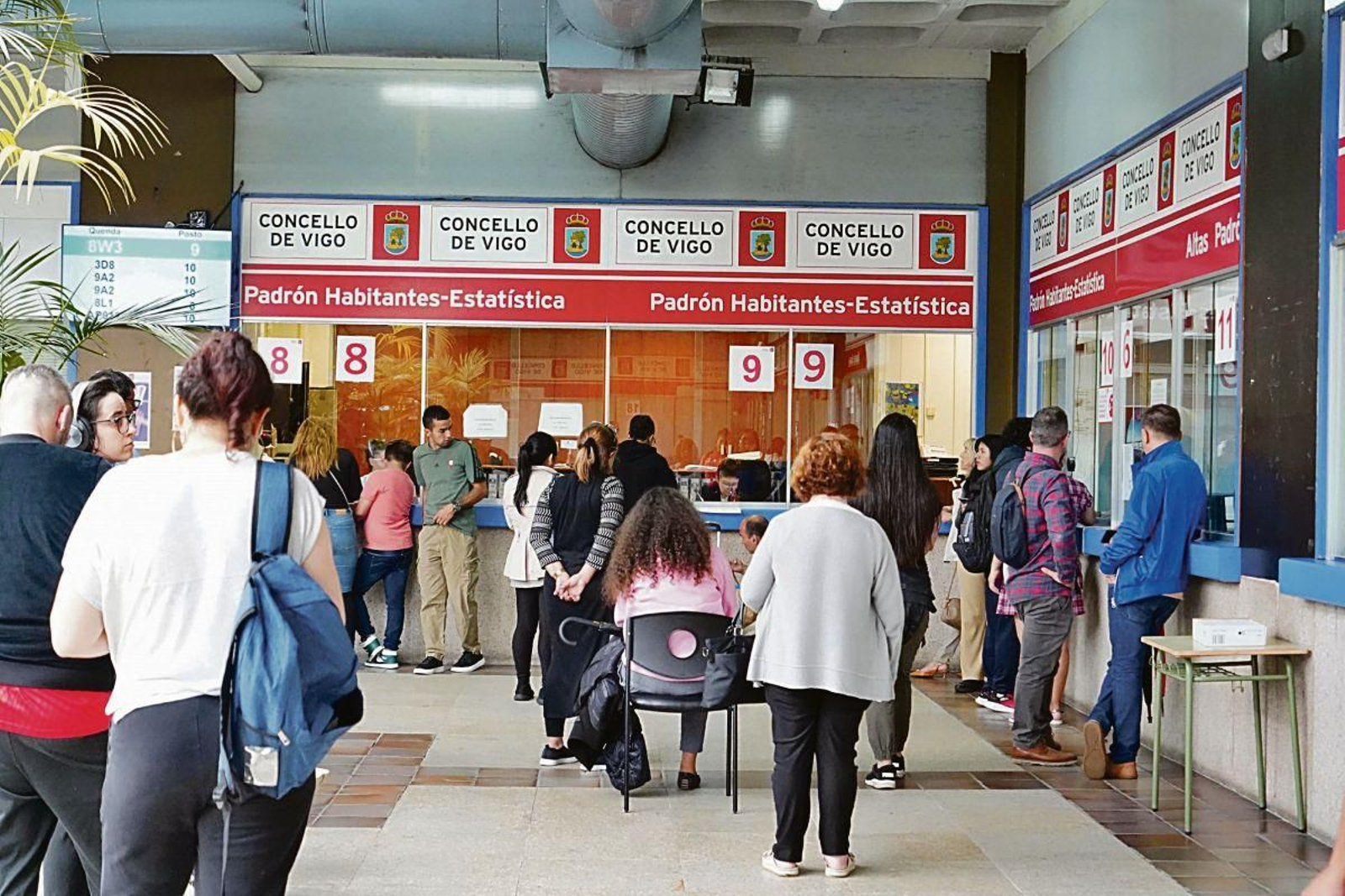 La clásica imagen en el patio interior del consistorio, con colas en las oficinas del padrón de habitantes.