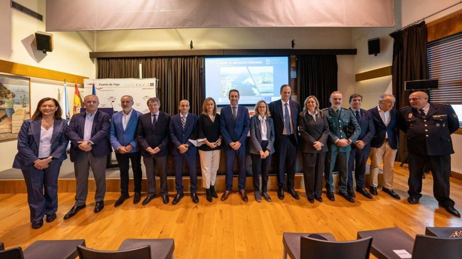Foto de familia de los participantes en la jornada de bienestar en la Autoridad Portuaria.