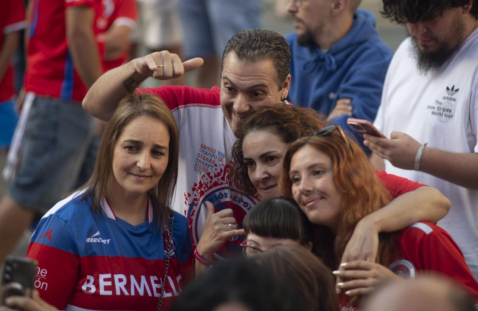Galería | La aplaudida acogida de los unionistas a la UD Ourense contrasta con la pitada a Jácome en la Plaza Mayor, en fotos