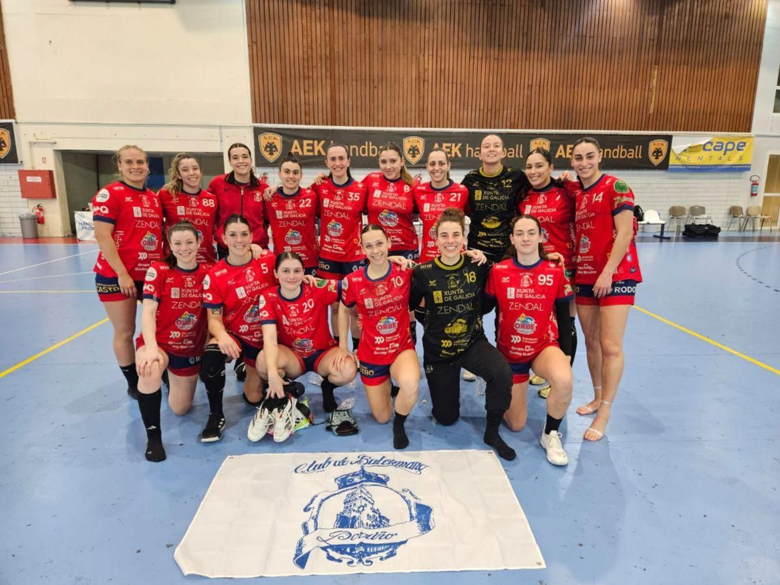 Las jugadoras del conjunto de A Louriña posaron con su bandera sobre la pista del equipo griego.