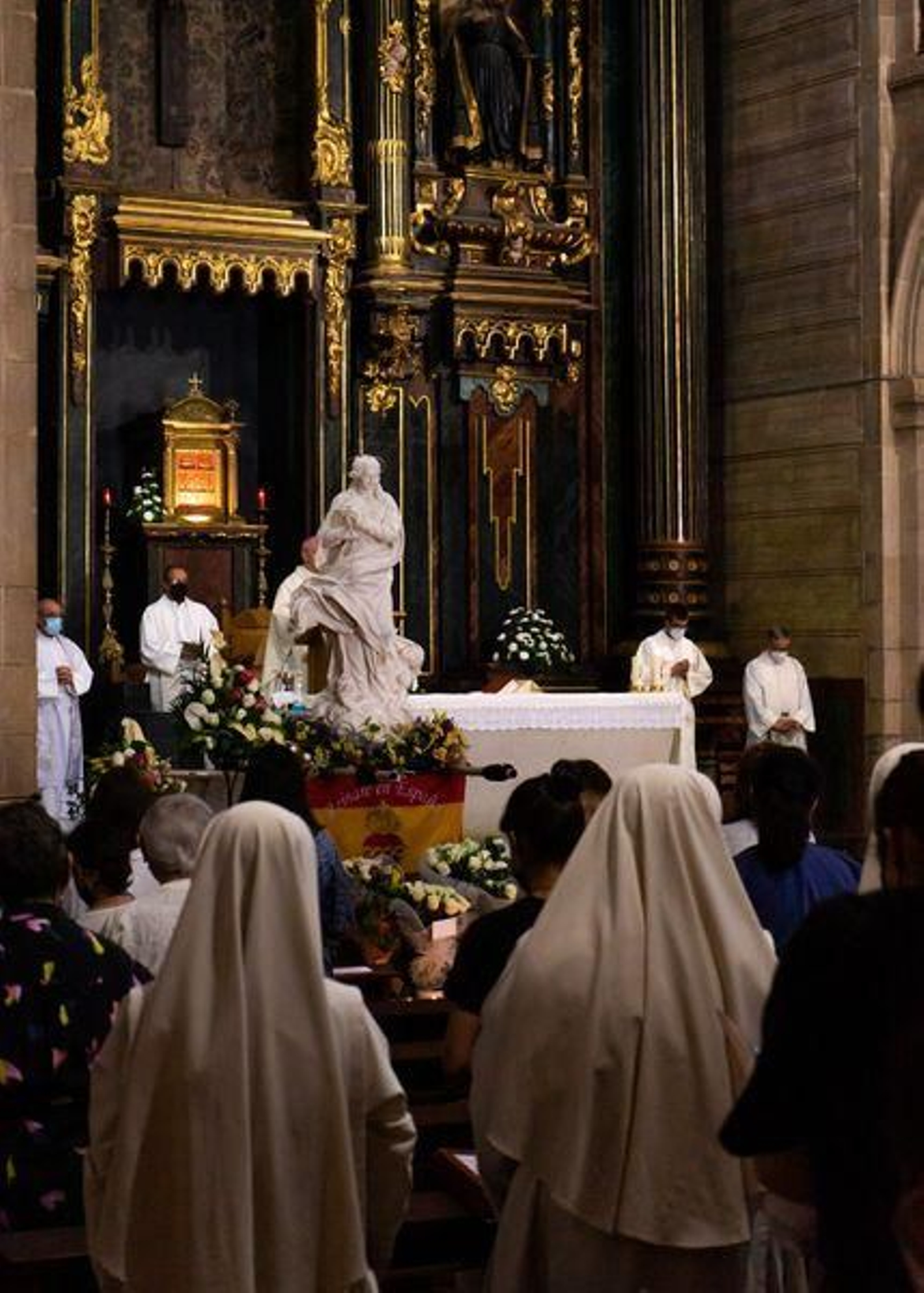 Ofrenda a la imagen de la Virgen Inmaculada en la iglesia de Santa Eufemia // FOTO: Miguel García