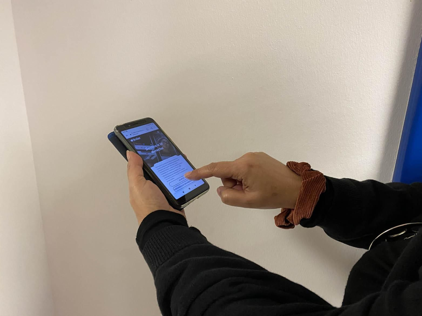 El supuesto amigo le enviaba mensajes por whatsapp y llamadas pero no llegó a verlo.