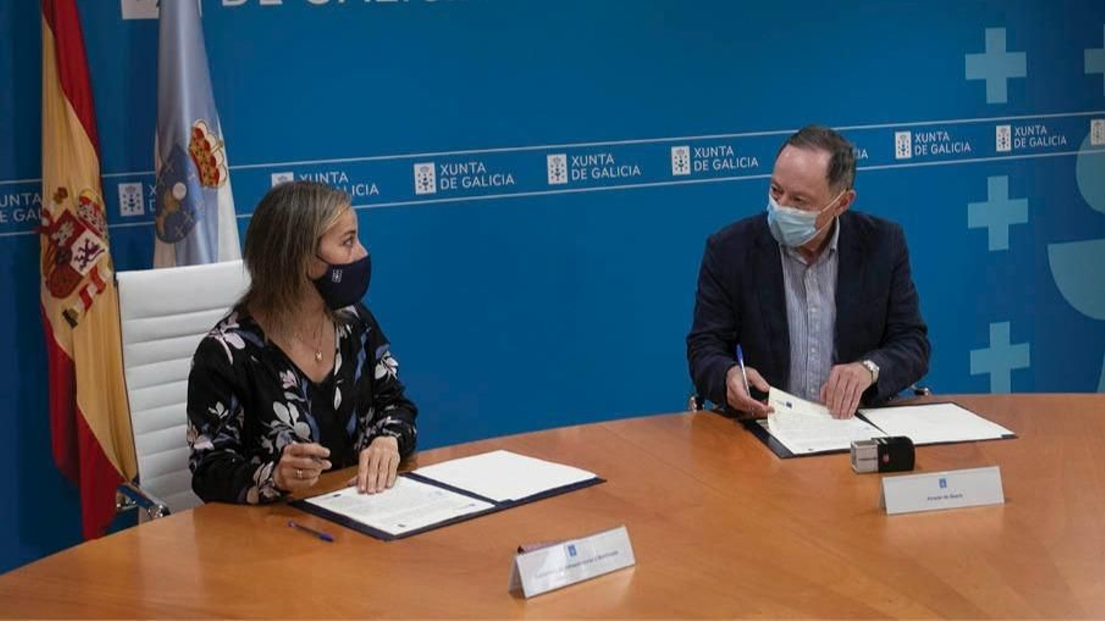 Ethel Vázquez y Manuel Prado durante la firma del convenio de colaboración en Santiago.